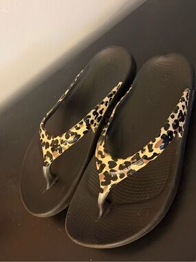 Oofos Leopard Print Flip Flop Sandals - Black Footbed